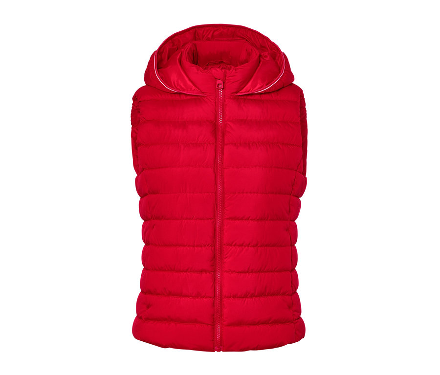 Červená prešívaná vesta s kapucňou na bielom pozadí.