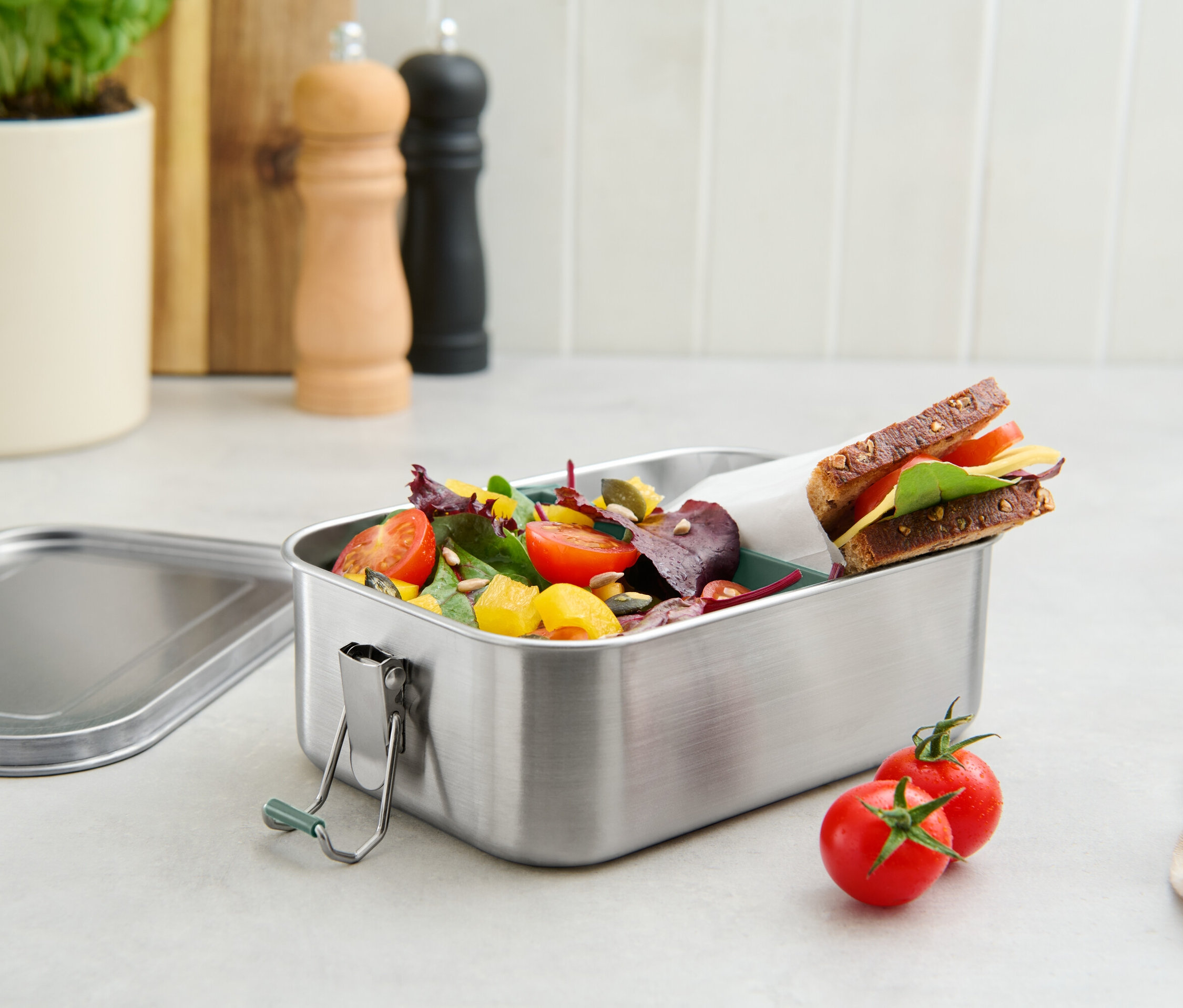 Nerezový obedár s paradajkami, šalátom a sendvičom.