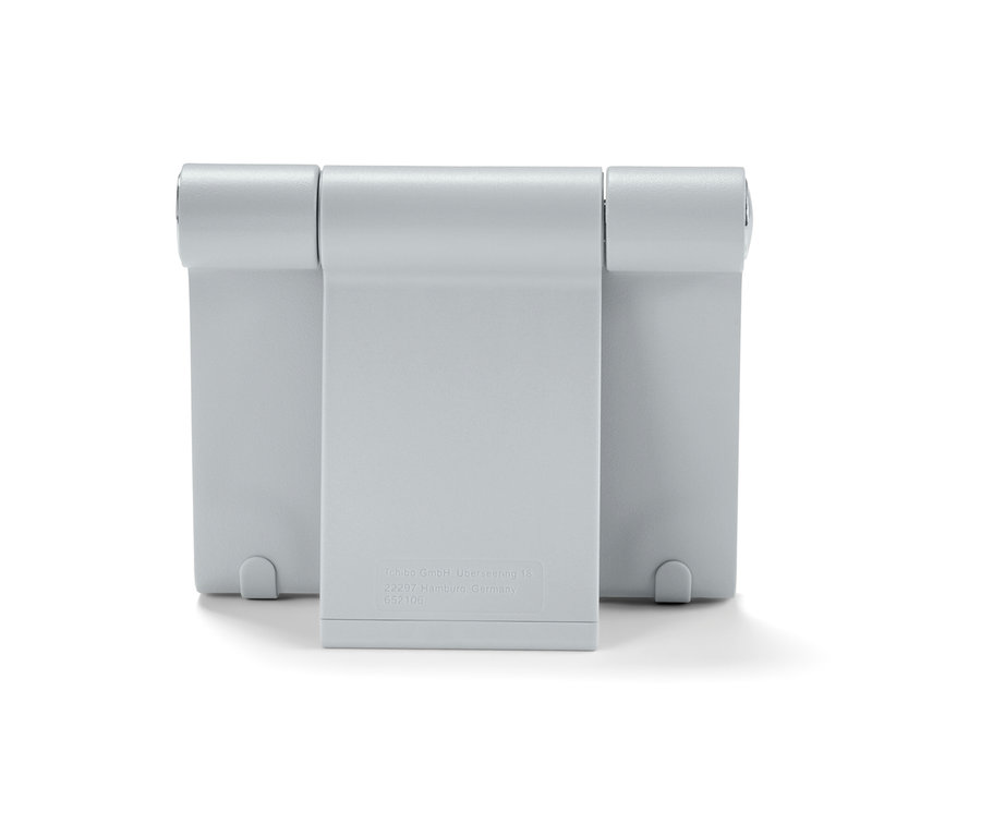 Sivý stojan na smartfón a tablet na bielom pozadí.