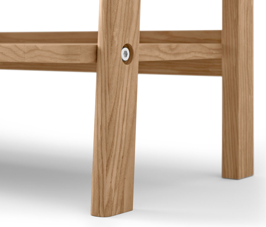 Detail dreveného príborníka.