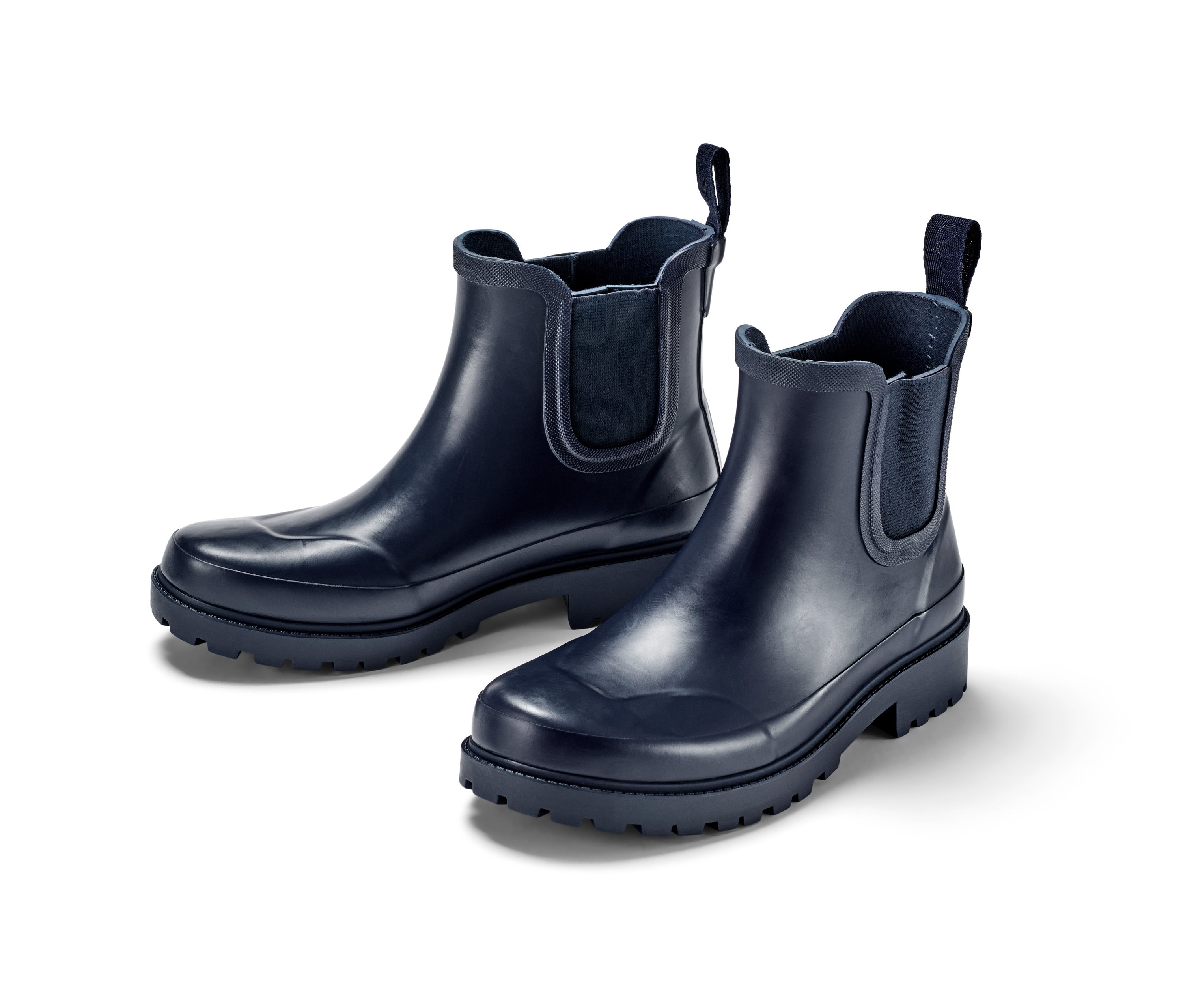 Dve nízke čižmy do dažďa na bielom pozadí.