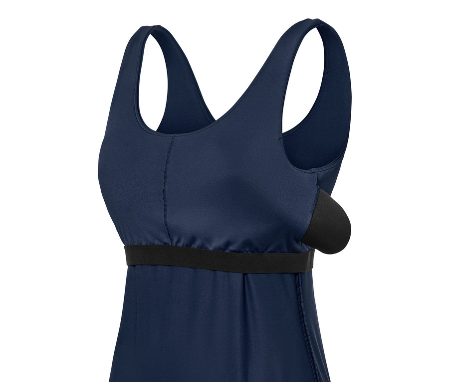 Tmavomodré športové šaty s cyklistickými nohavicami.