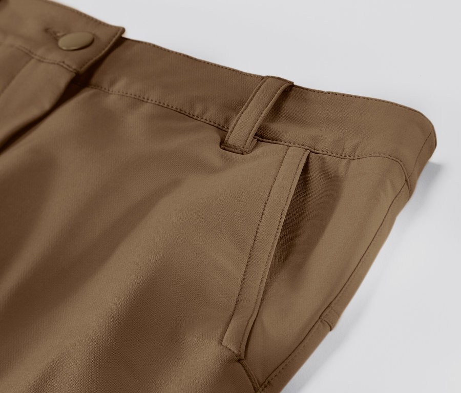 Detail béžových softshellových cargo nohavíc.