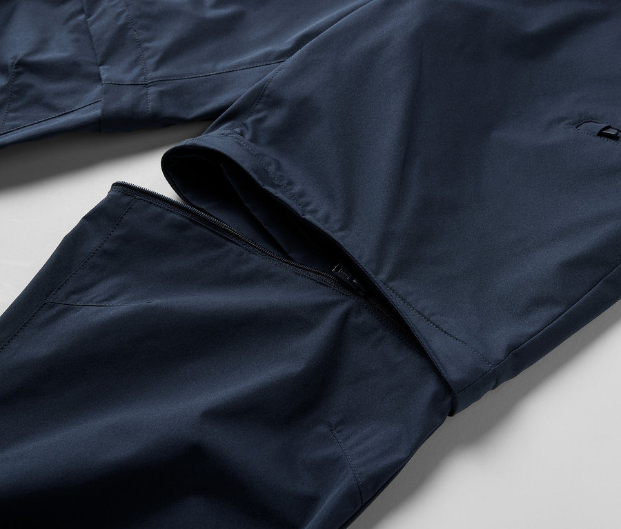 Detail modrých funkčných nohavíc 2 v 1 so zipsom.