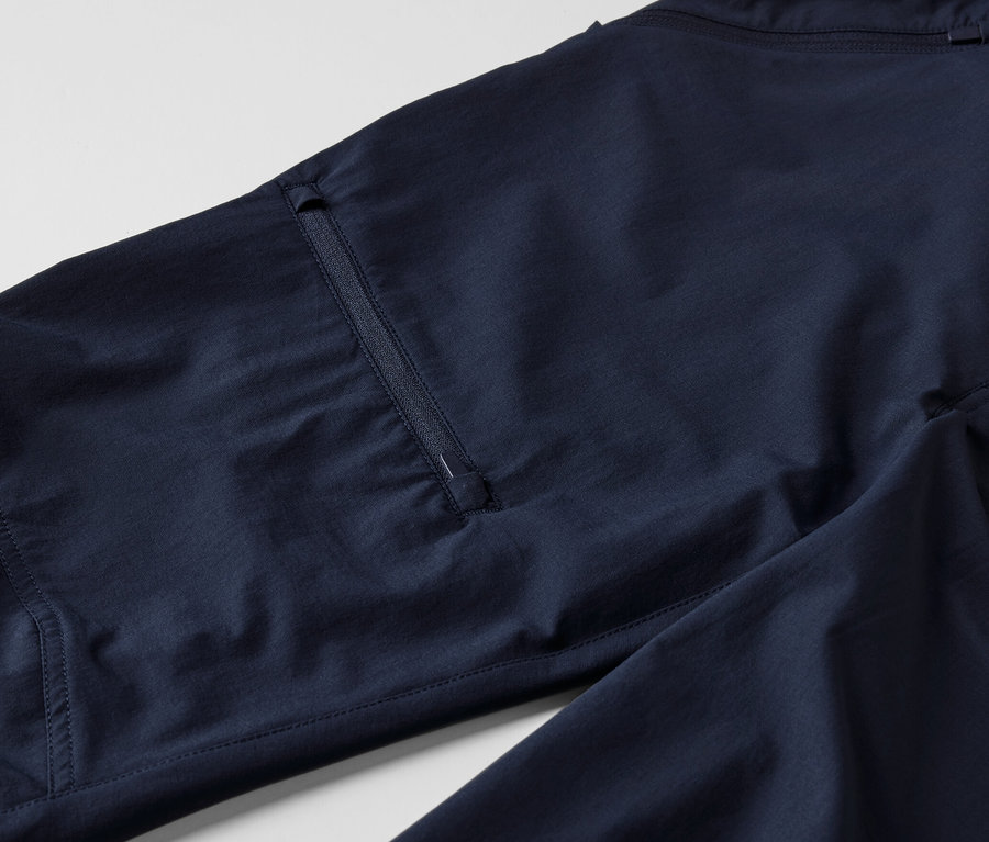 Detail turistických nohavíc.