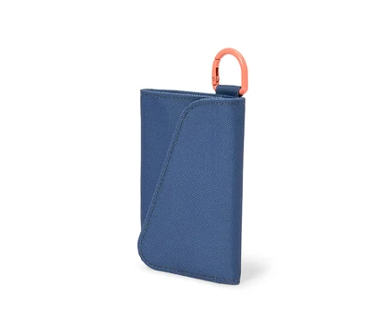 Modrá outdoorová peňaženka s oranžovou karabínou.