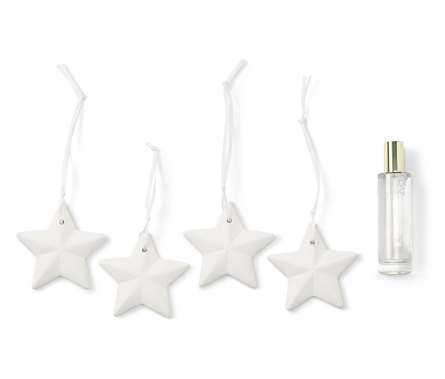 Štyri biele hviezdy na šnúrke vedľa priehľadnej fľaštičky s rozprašovačom.