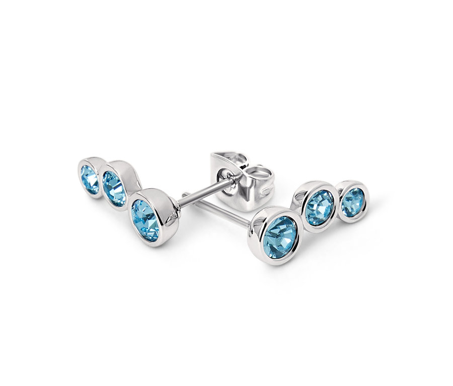 Detail strieborných akvamarínových náušníc.