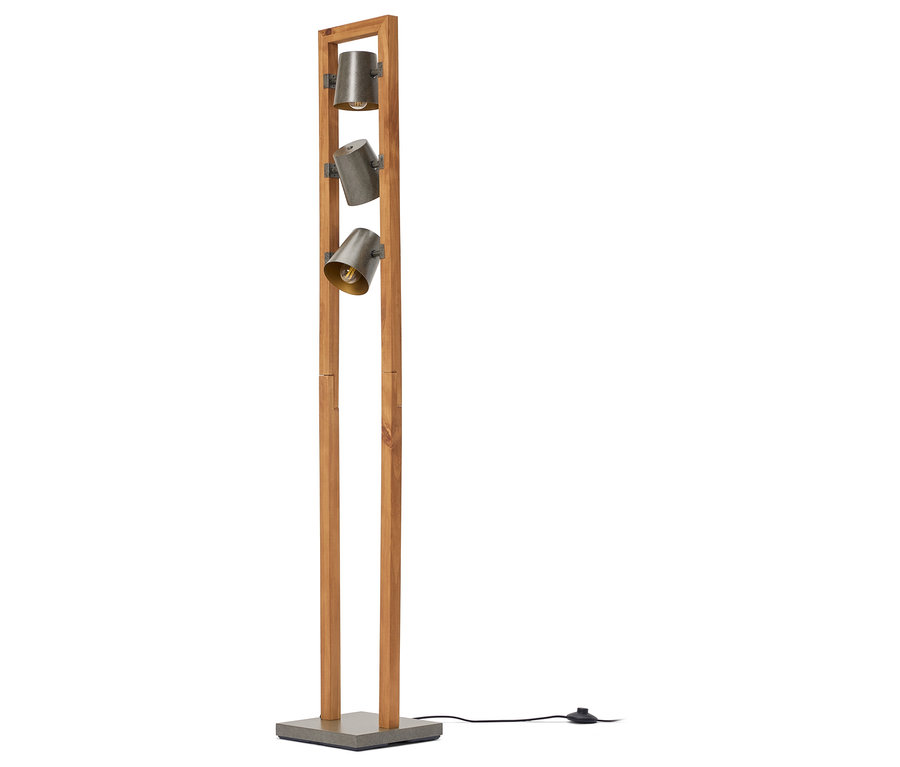 Stojacia lampa s dreveným rámom a tromi kovovými reflektormi.