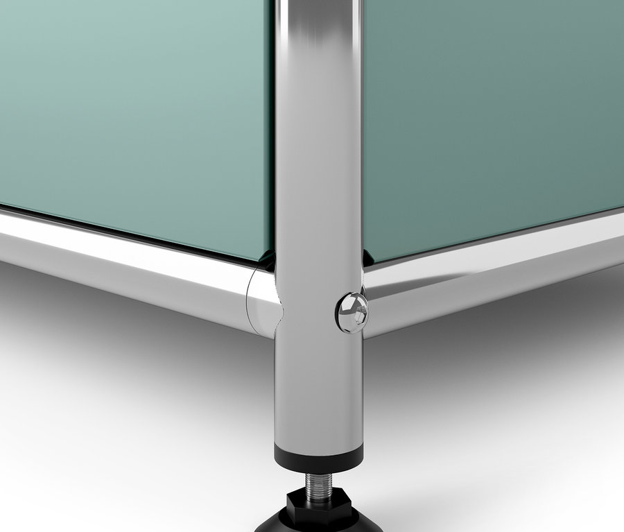 Detail spodnej časti chrómovaného rámu nábytku s nastaviteľnou nohou.