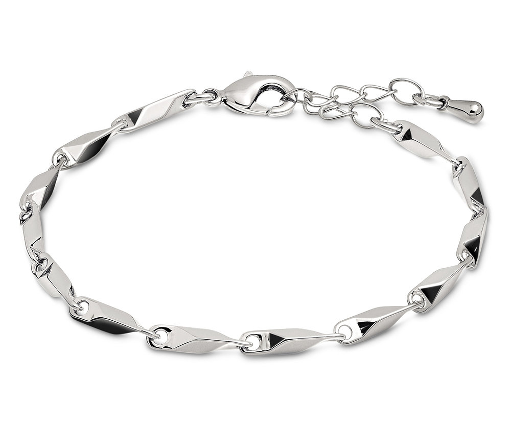 Strieborný náramok s ozdobnými prvkami na bielom pozadí.