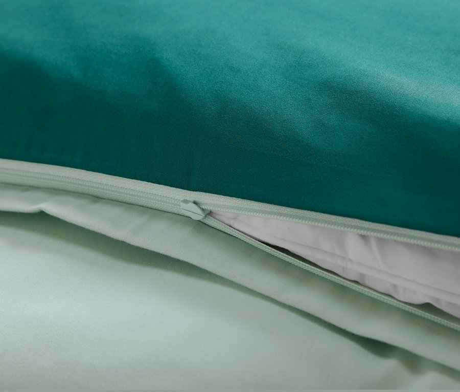 Detailný záber na zelenú bavlnenú posteľnú bielizeň s TENCEL™ lyocelom so zipsom.