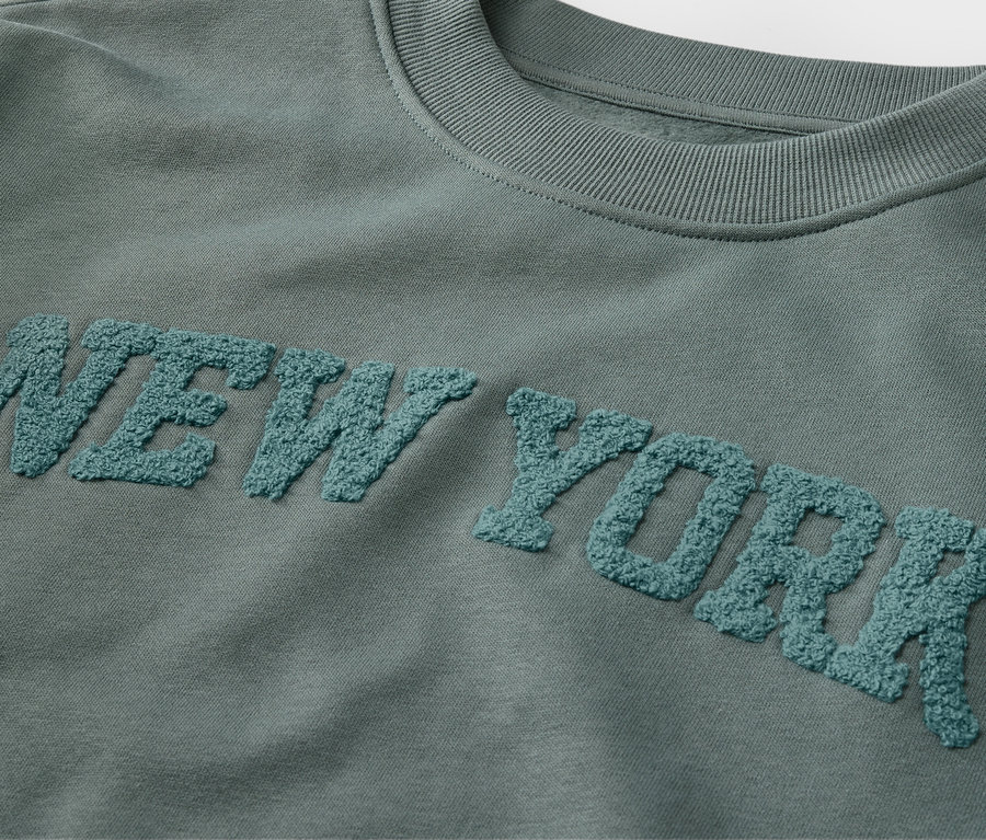 Detail detskej mikiny s froté nápisom NEW YORK.