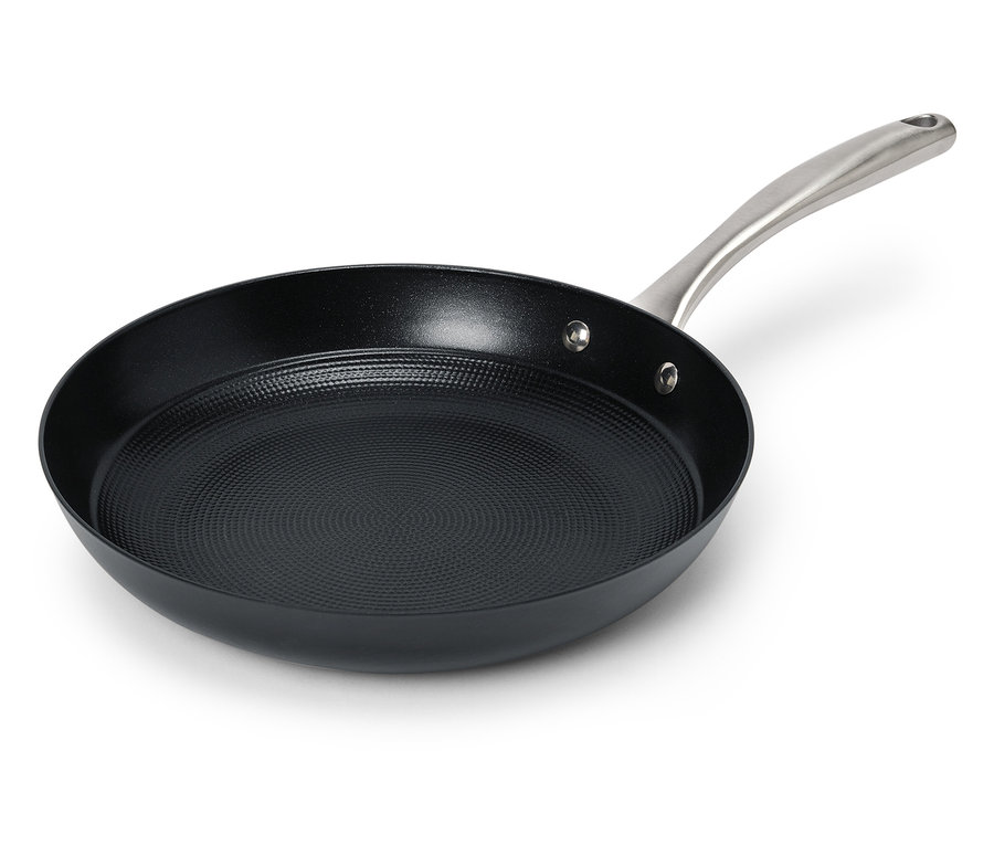 Čierna panvica s nerezovou rukoväťou na bielom pozadí.