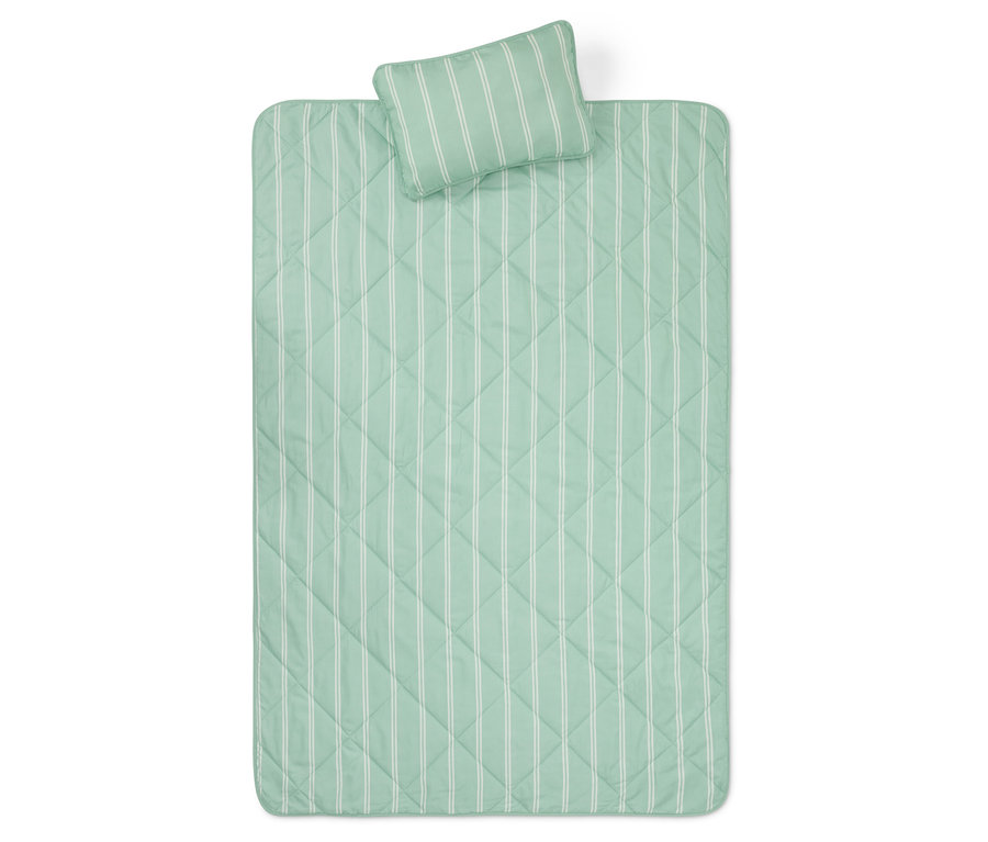 Prešívaná deka s prúžkami a malý vankúš s prúžkami v zelenej farbe.