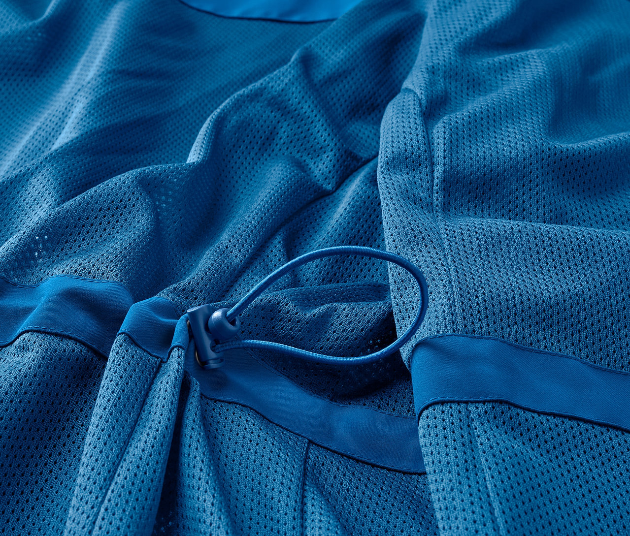 Detail modrej outdoorovej bundy 3 v 1.