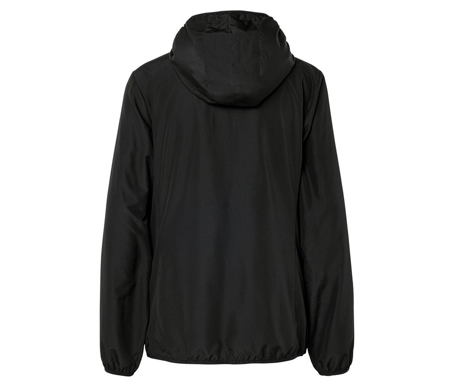 Pohľad zozadu na čiernu bundu s kapucňou.