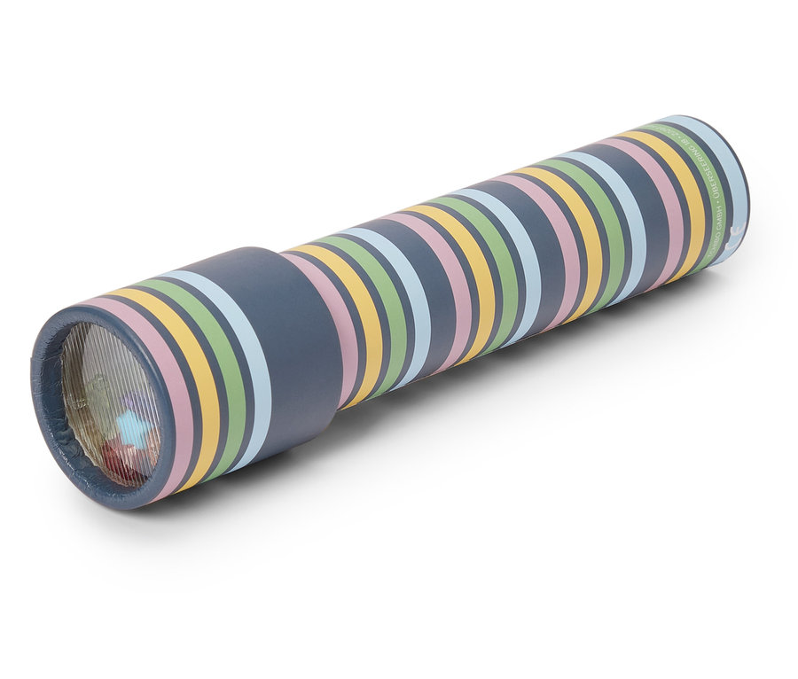 Kaleidoskop s farebnými pruhmi leží na bielom pozadí.