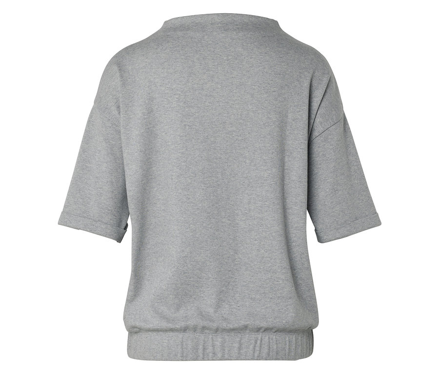 Pohľad zozadu na sivé tričko s krátkymi rukávmi a rebrovaným lemom.
