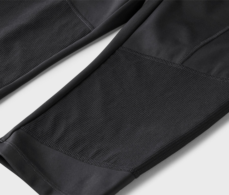 Detailný záber na čierne legíny s textúrovanými vložkami.