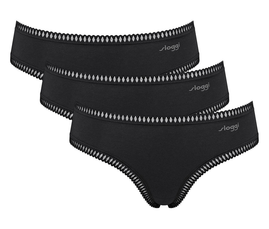 Tričko čierne slipy Sloggi s čipkovaným okrajom ležia na sebe.