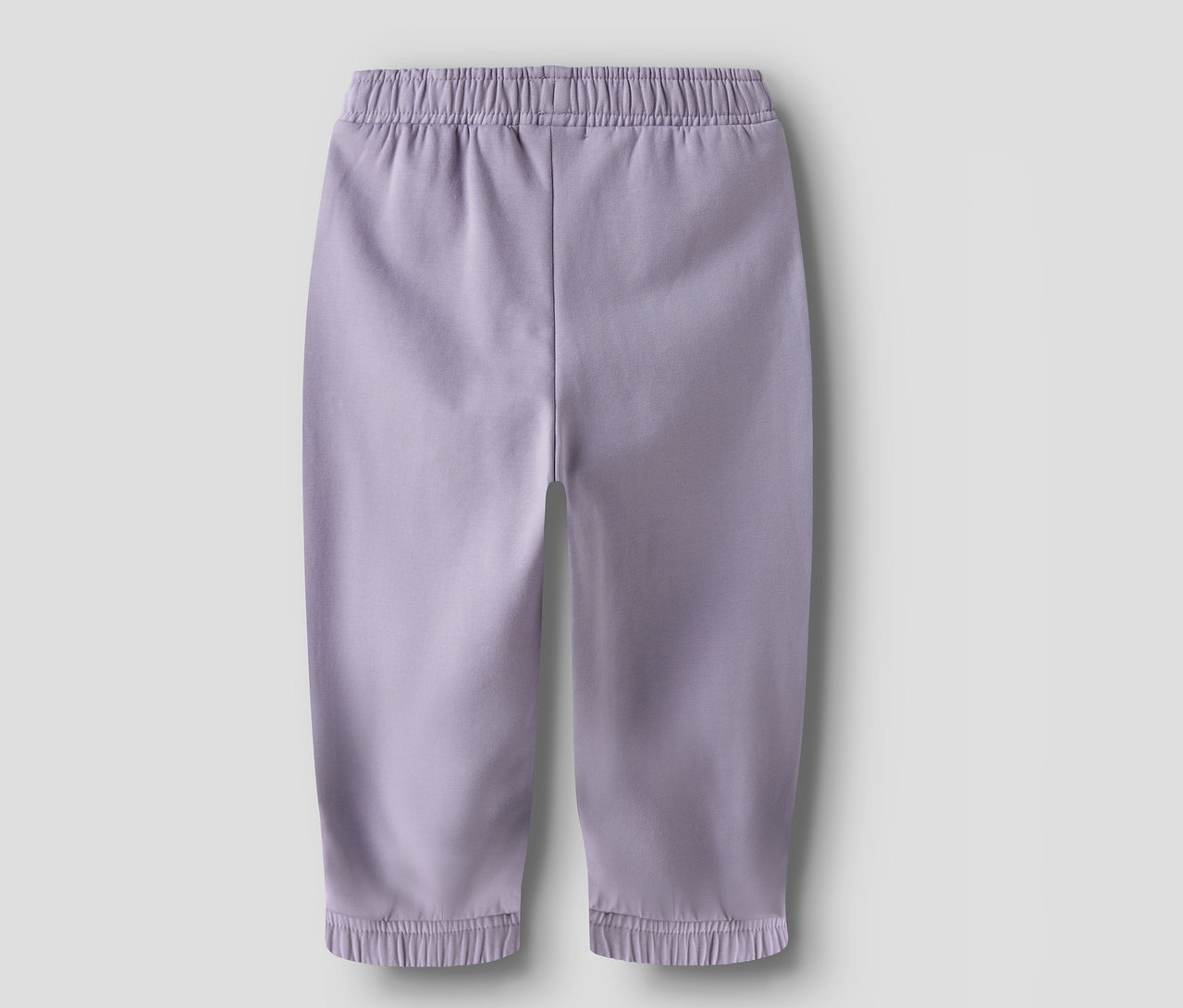 Detail fialových teplákov NAME IT.