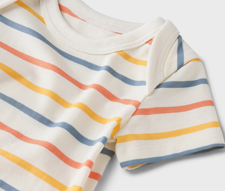 Detailný záber na detské body s krátkym rukávom s farebnými pruhmi.
