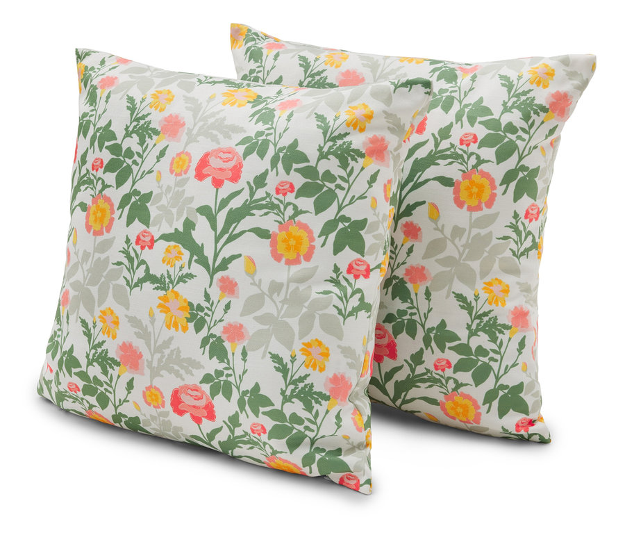 Dva štvorcové vankúše s kvetinovým vzorom v odtieňoch žltej, ružovej a zelenej ležia na bielom pozadí.