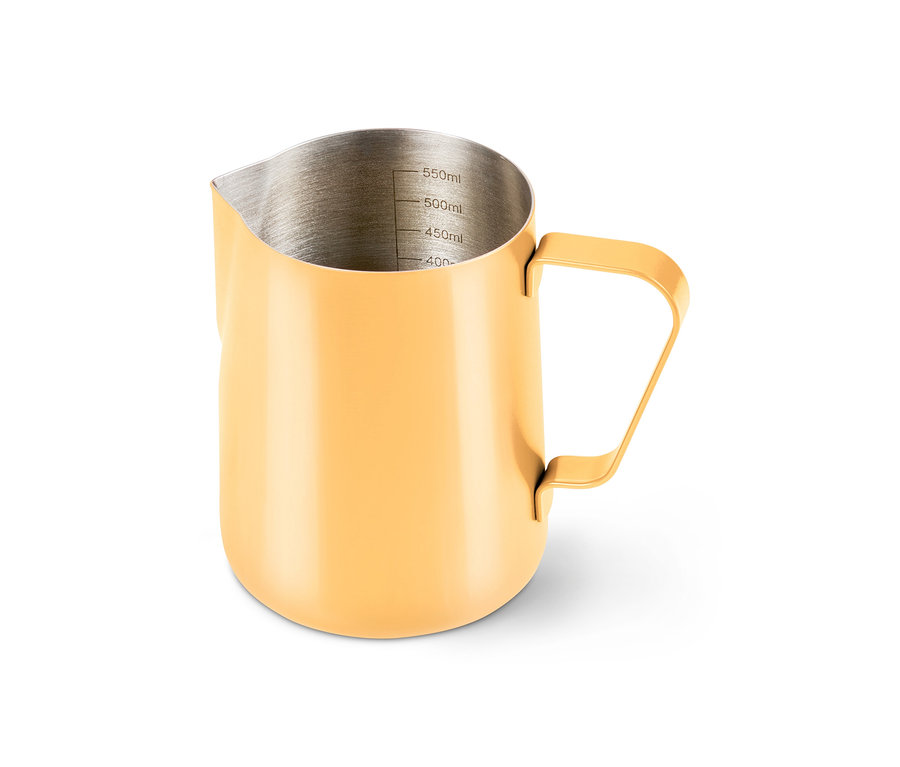 Zlatá nerezová kanvička na mlieko s rukoväťou a výlevkou, vo vnútri s mierkou od 400ml do 550ml.
