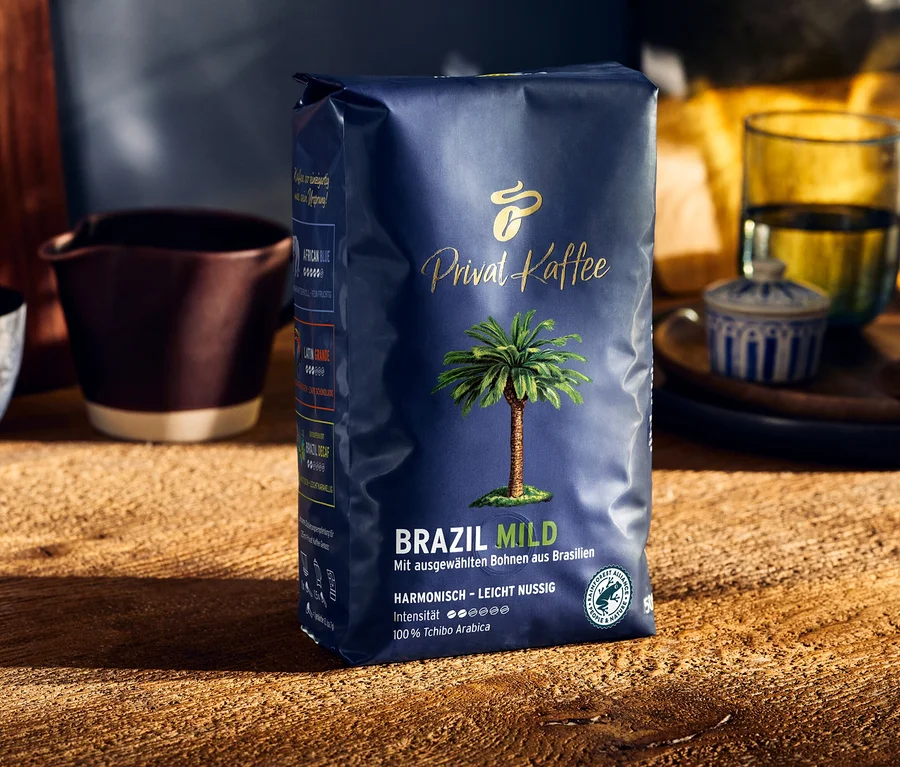 Balenie zrnkovej kávy Privat Kaffee Brazil Mild na drevenom stole.