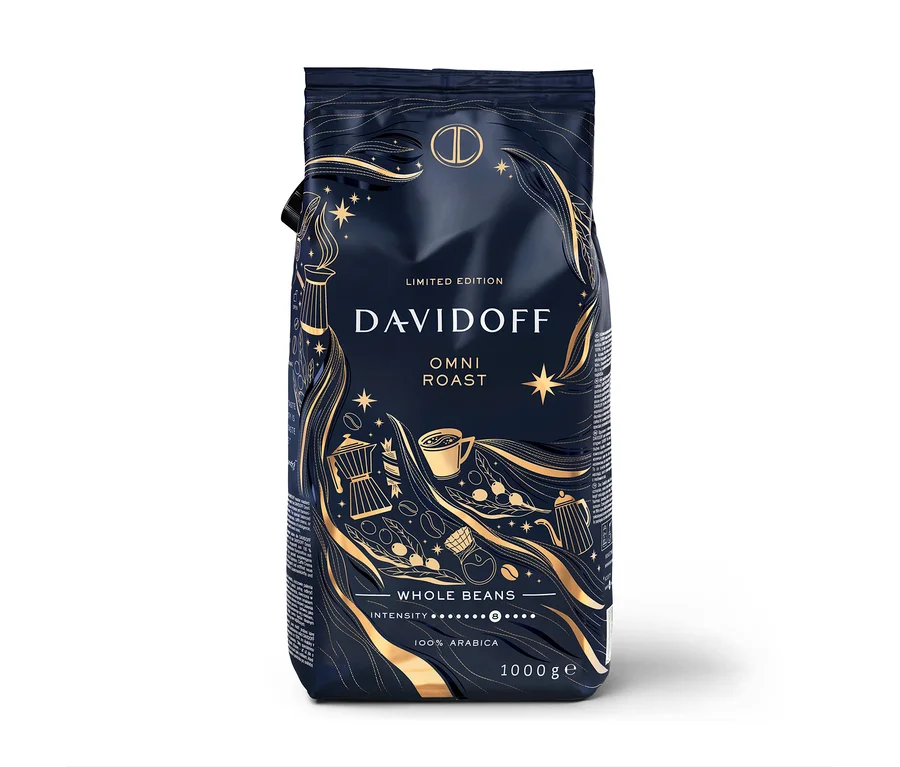 Tmavomodré balenie kávy Davidoff Omni Roast (1000 g) s celými zrnami, zdobené zlatými ilustráciami kávového riadu a hviezd.