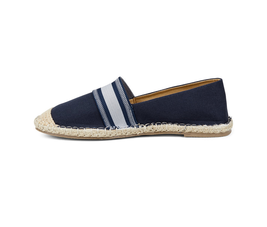Tmavo modré espadrilky.