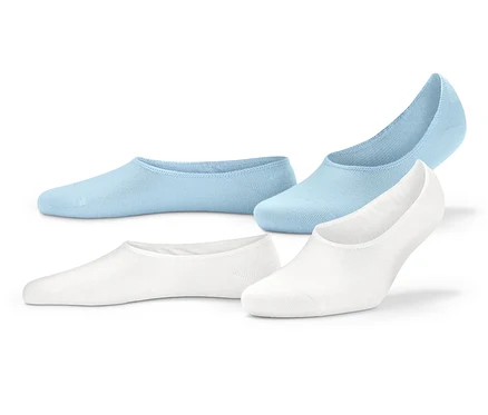 Dva páry ťapiek do topánok sneaker: jedny biele a jedny svetlomodré.