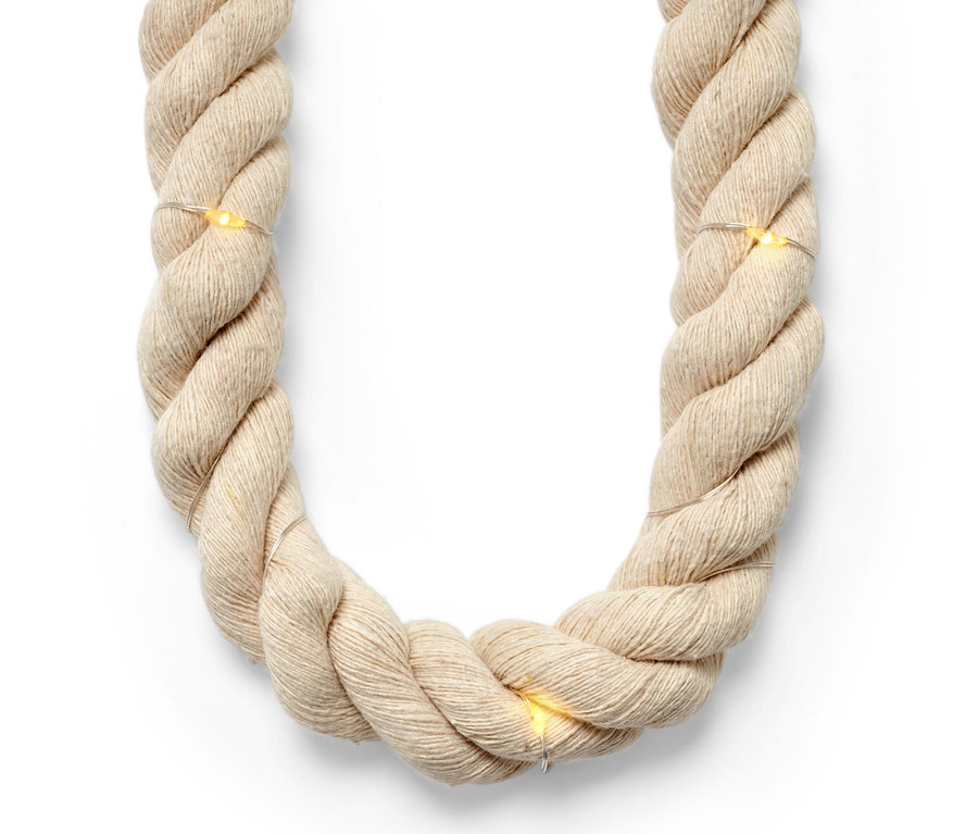 Detail svetelnej reťaze s LED »Lano« stočenej do tvaru písmena U.