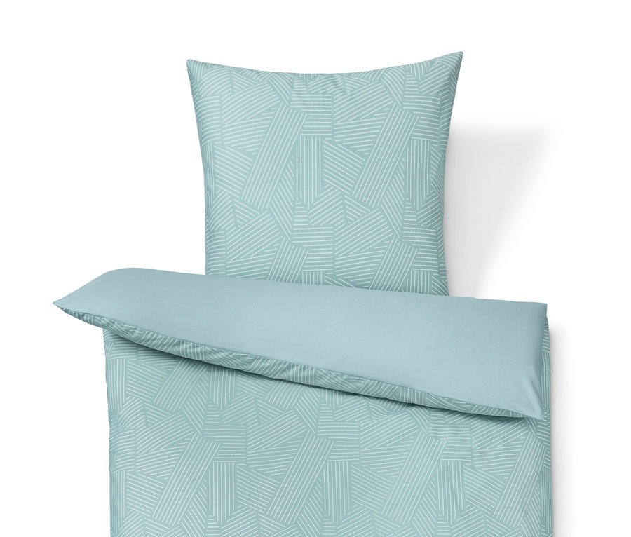 Modrá posteľná bielizeň s geometrickým vzorom.