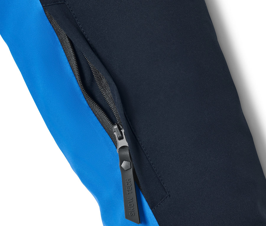 Detail modrej lyžiarskej bundy so zipsom.