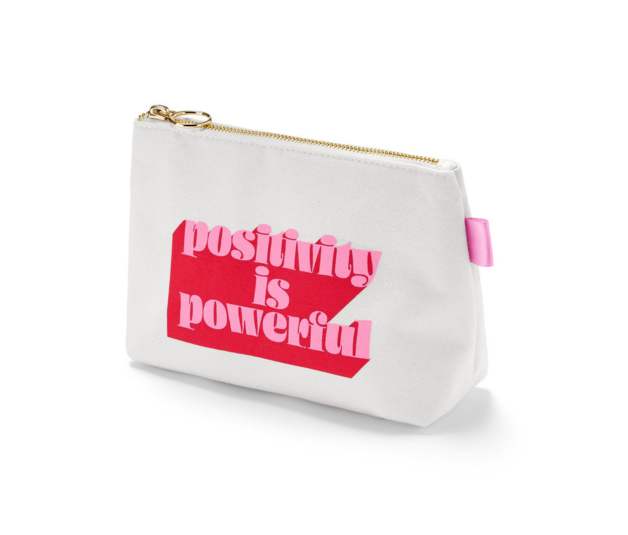 Biela kozmetická taštička s nápisom "positivity is powerful".