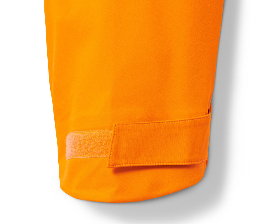 Detail oranžovej hardshellovej lyžiarskej bundy so suchým zipsom.
