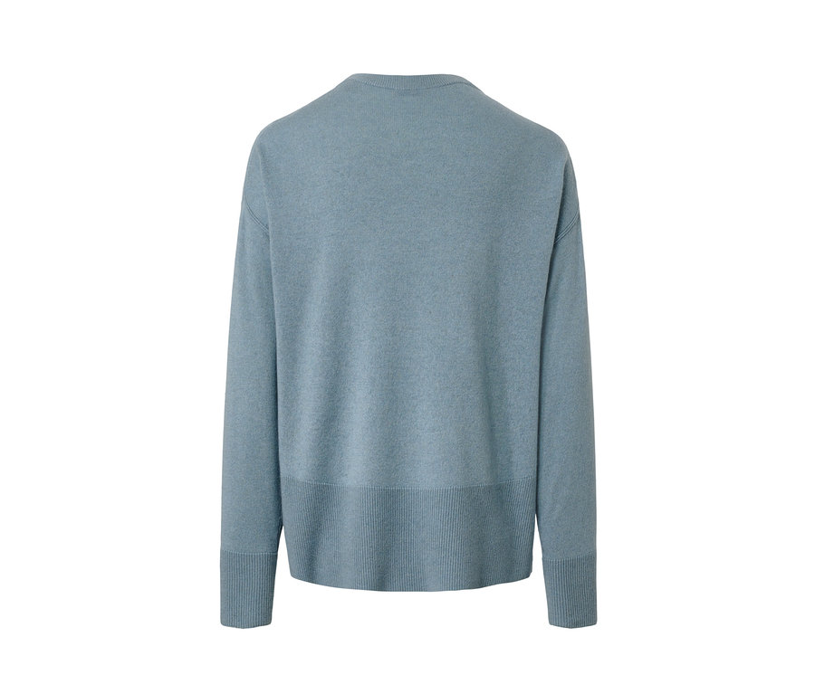 Detail pulóvra z jemnej pleteniny s kašmírom.