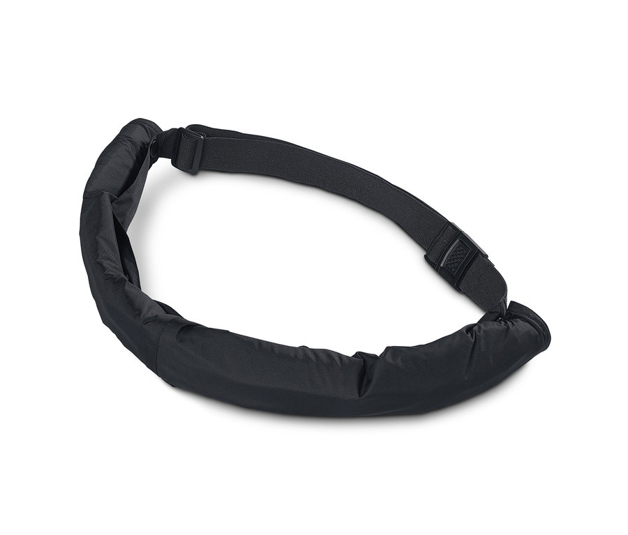 Čierne unisex krátke nohavice do dažďa ležia na bielom pozadí.