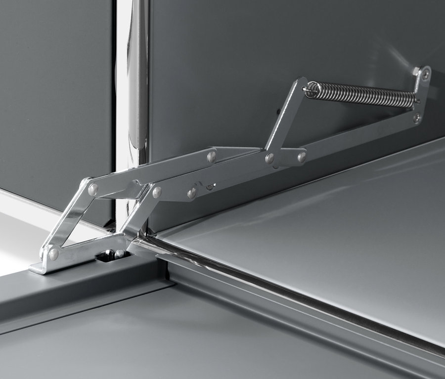 Detail sivé odkladacej skrinky »CN3« s výklopnými dvierkami a kovovým mechanizmom.