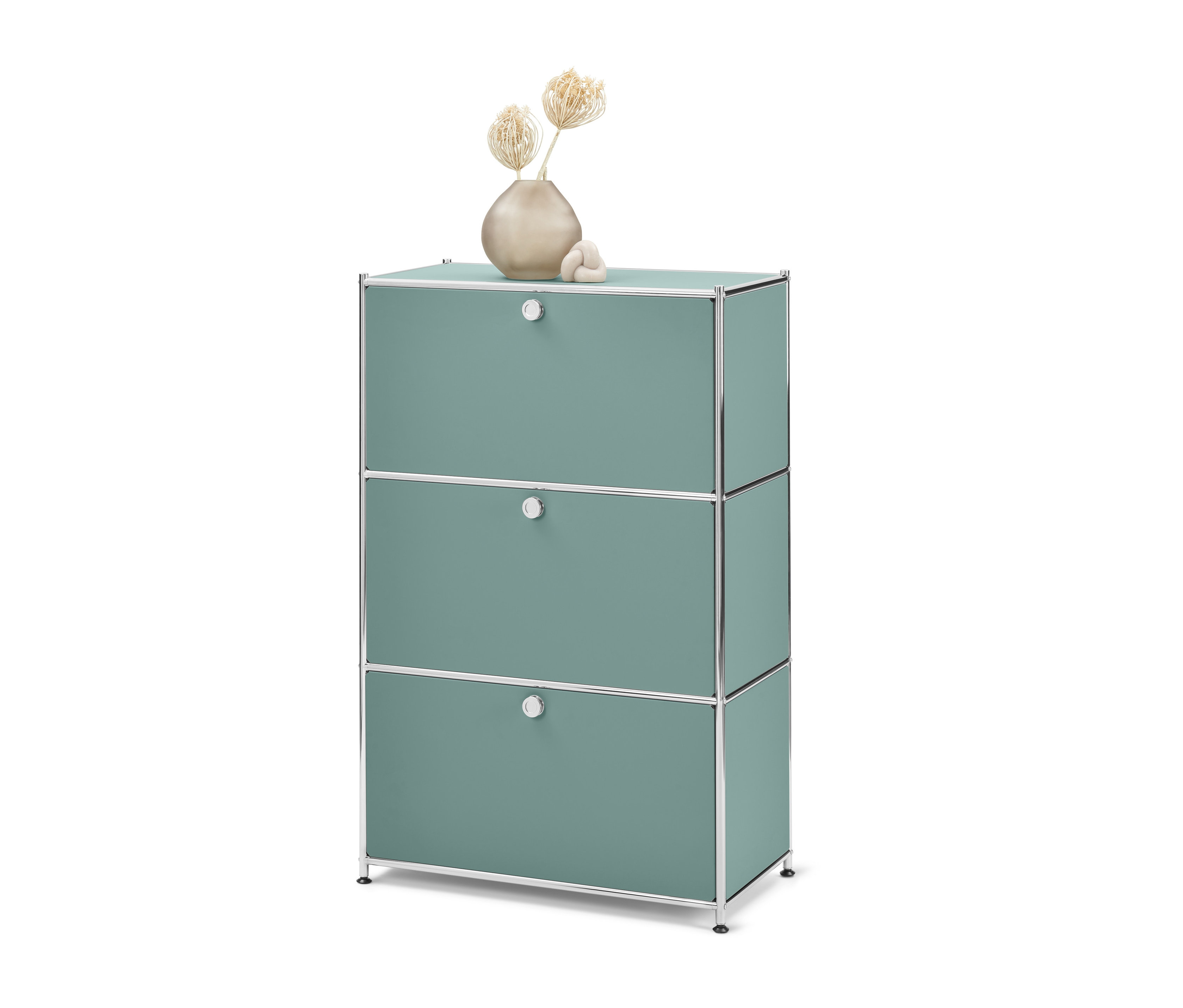 Komoda »CN3« s 3 výklopnými priečinkami, šalviová zelená, s vázou a dekoráciou navrchu.