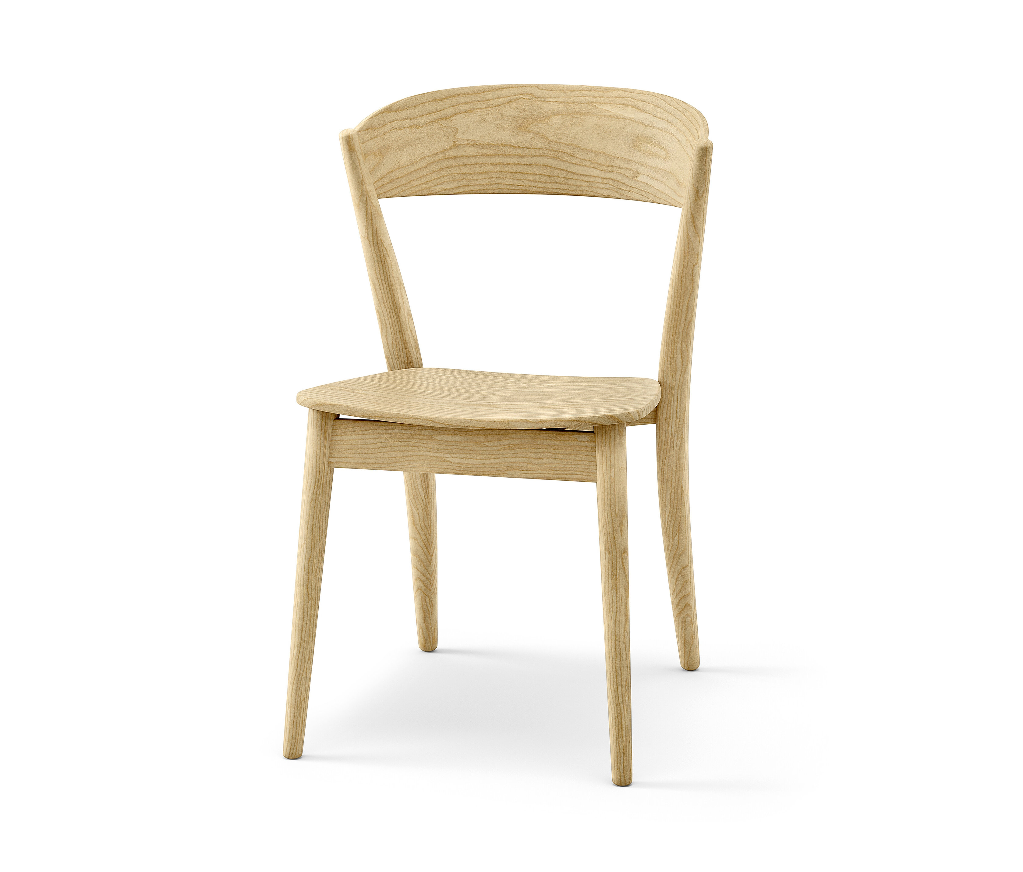 Svetlá drevená stolička na bielom pozadí.