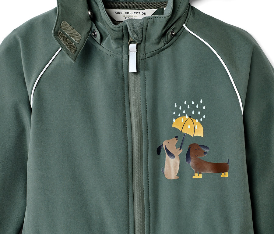 Detail detského softshellového overalu s potlačou psov a dažďa.