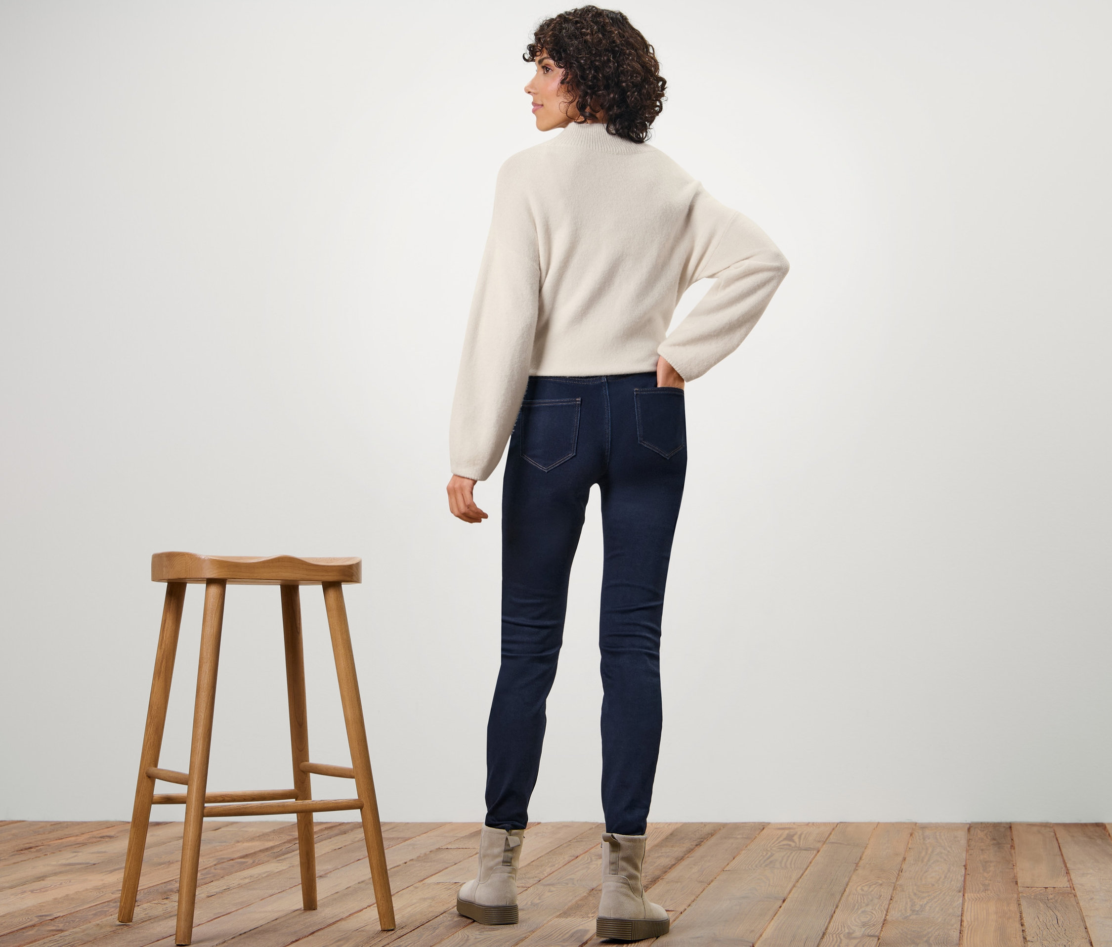 Žena stojí chrbtom v termo tregínsoch.