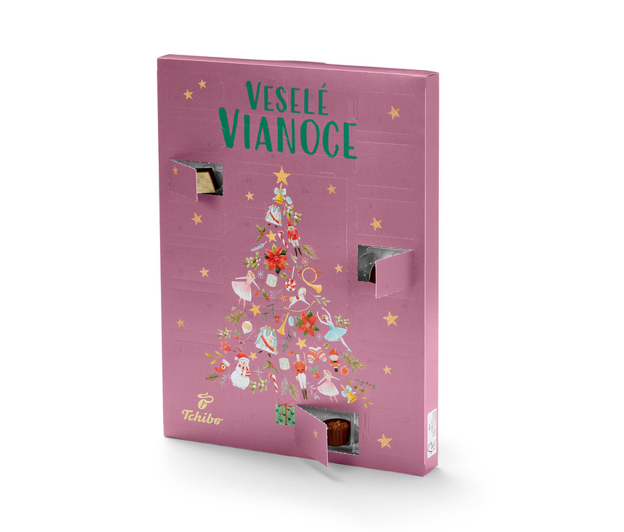 Ružový adventný kalendár Tchibo s motívom vianočného stromčeka, čiastočne otvorený.