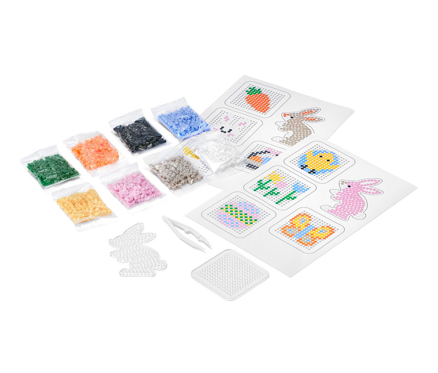 Súprava kreatívnych zažehľovacích korálikov s rôznofarebnými korálikmi, pinzetou a šablónami.
