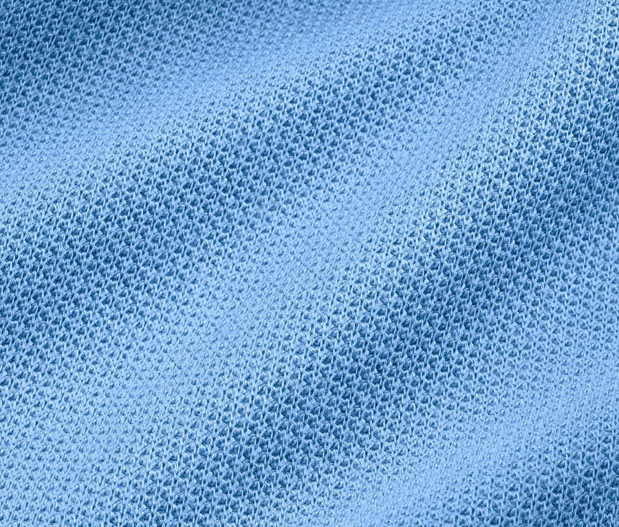 Detail svetlomodrého štruktúrovaného trička.