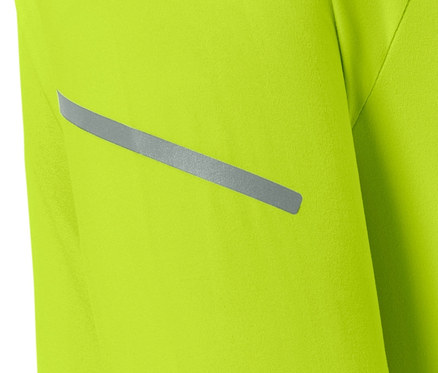 Detail neónovo-limetkového funkčného trička s dlhými rukávmi a reflexným pruhom.