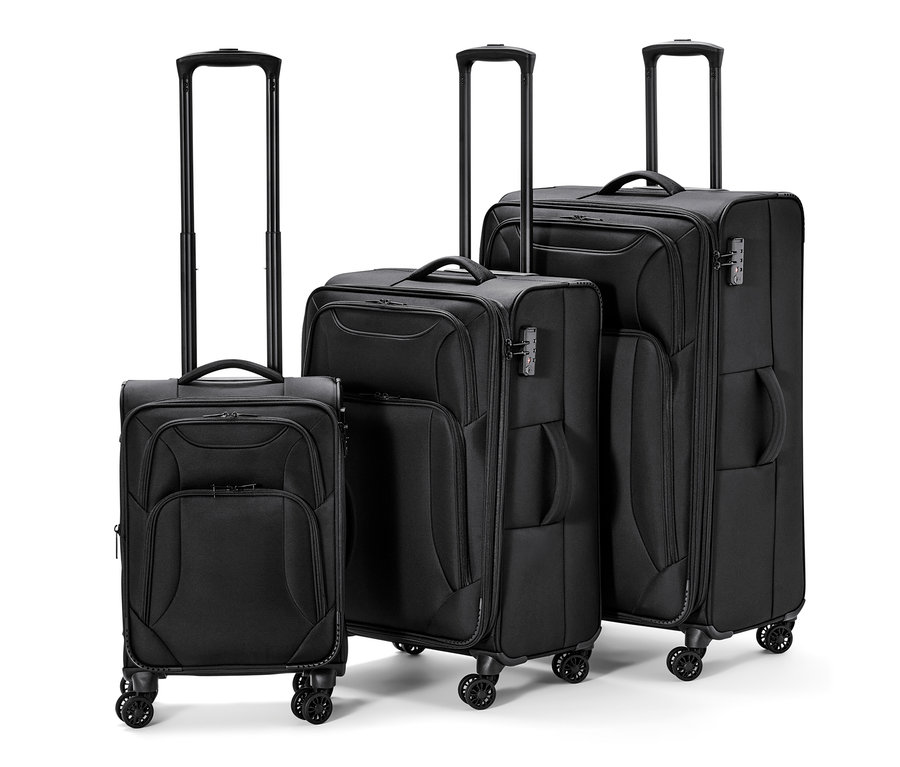 Tri čierne textilné kufre rôznych veľkostí stoja vedľa seba.